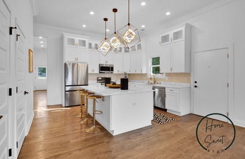 East Point House | Stunning, 5-Bedroom 7-Minutes from Airport in College Park Area of Atlanta