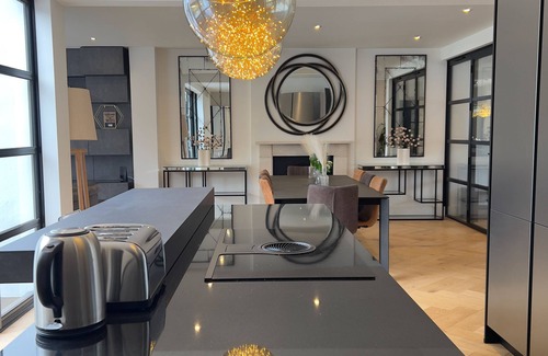 Dartford House | Stunning 5 bedroom house in prime location. 30 min train into central London!