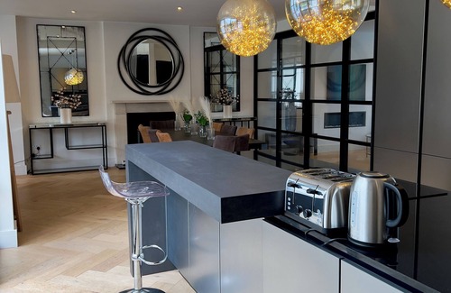 Dartford House | Stunning 5 bedroom house in prime location. 30 min train into central London!