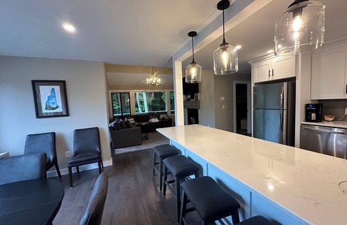 Lincoln House | Stunning 5-bedroom Townhome Across from Loon Mtn with Ski Shuttle