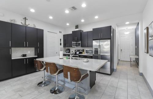Davenport House | Stunning 5BR Pool Home in Resort