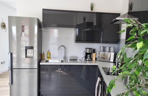 Fulwell and Hampton Hill Apartment | Stunning 6 Bedroom 5 Bathroom Apartment With Free Wi-fi and Parking