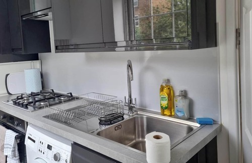 Fulwell and Hampton Hill Apartment | Stunning 6 Bedroom 5 Bathroom Apartment With Free Wi-fi and Parking