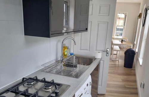 Fulwell and Hampton Hill Apartment | Stunning 6 Bedroom 5 Bathroom Apartment With Free Wi-fi and Parking