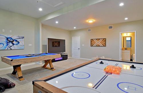 Southside House | Stunning 6 Bedroom Near Downtown