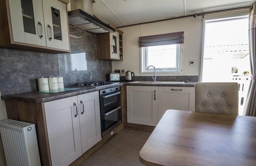 Hopton on Sea House | Stunning 6 berth caravan with sea views & decking at Hopton-on-Sea ref 80023S