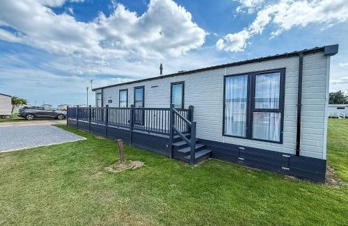 Hopton Cabin | Stunning 6 Berth Lodge With Wi-Fi At Broadland Sands In Suffolk Ref 20136Bs