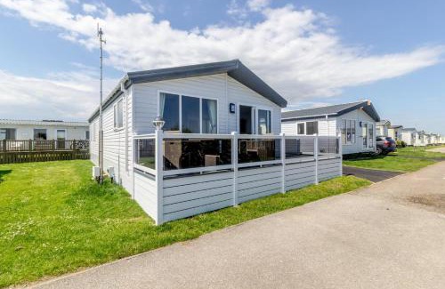 Pakefield Cabin | Stunning 6 Berth Lodge With Full Sea Views In Suffolk Ref 68007Cr