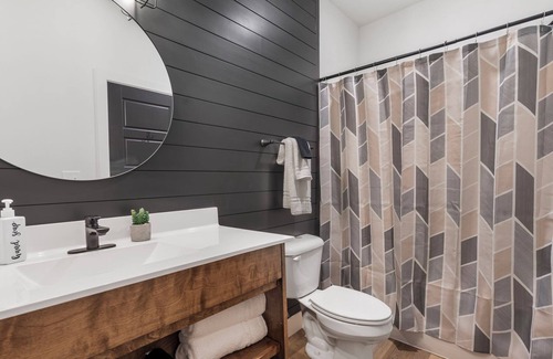 Branson Cabin | Stunning 8 bdrm! Indoor and Outdoor pool! Hot Tub!