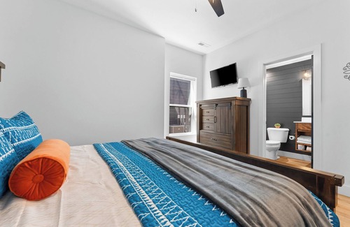 Branson Cabin | Stunning 8 bdrm! Indoor and Outdoor pool! Hot Tub!