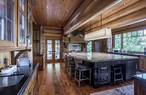 Seguin Cottage | Stunning 8 bed 8 bath cottage on Lake Rosseau with boathouse!