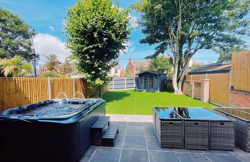 Gorleston-on-Sea House | Stunning 8-bed House With Sea & Beach Views