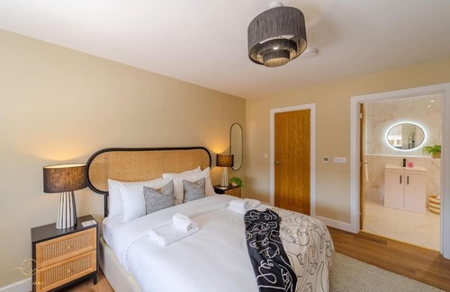 Chatteris House | Stunning 8 Bedroom, 4 Bathroom, Barn Conversion