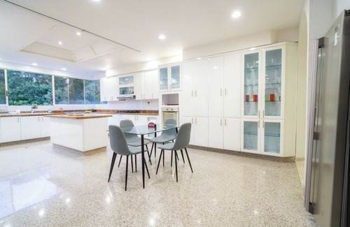 El Poblado House | Stunning 9-BR PH with Spa, Concierge, Breakfast & WiFi in Medellín