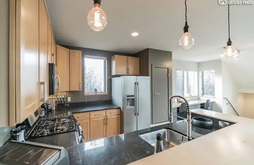Oakland Condo | Stunning Airy Industrial 2 Bedroom/Bath Loft