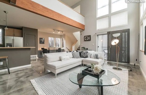 Oakland Condo | Stunning Airy Industrial 2 Bedroom/Bath Loft