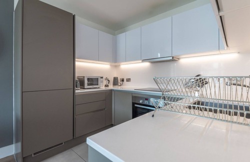 Wembley Park Apartment | Stunning Apartment with Private Terrace