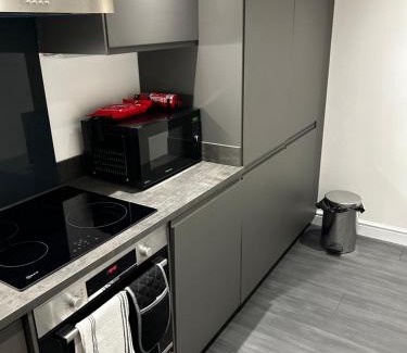 Barnsley Apartment | Stunning apartment with parking near Barnsley town centre sleeps 4