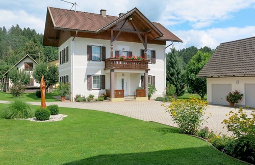 Augsdorf House | Stunning private villa for 6 people with WIFI, TV and patio