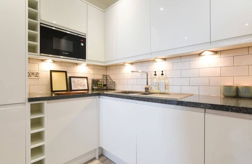 Southsea Apartment | Stunning beach front luxury apt w/balcony Sleeps 6