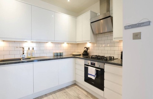 Southsea Apartment | Stunning beach front luxury apt w/balcony Sleeps 6