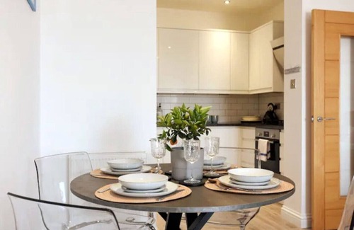 Southsea Apartment | Stunning beach front luxury apt w/balcony Sleeps 6