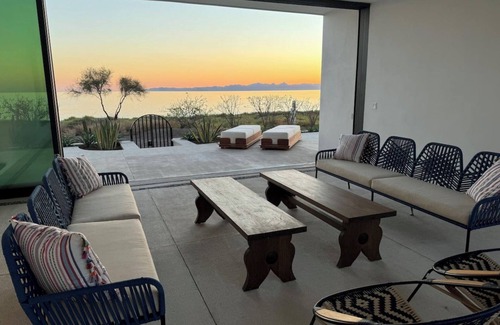 Nopolo House | Stunning beachfront home & mountain views, and the biggest private pool with High speed internet