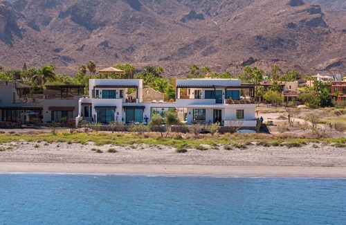Nopolo House | Stunning beachfront home & mountain views, and the biggest private pool with High speed internet