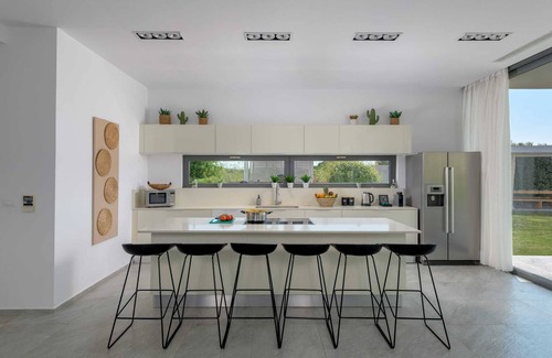 Soroni Villa | Stunning beachfront retreat, private tennis court & infinity pool