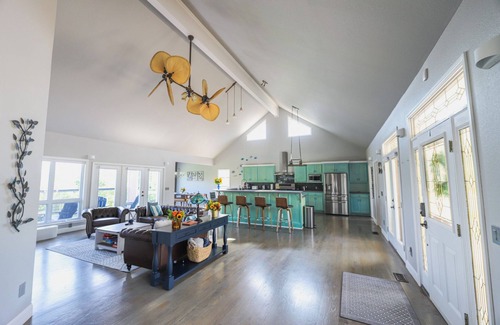 Rogers House | Stunning Beaver Lake View, Hot Tub, Fireplaces, Near Dwtn & Perfect to Entertain