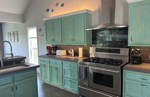 Rogers House | Stunning Beaver Lake View, Hot Tub, Fireplaces, Near Dwtn & Perfect to Entertain