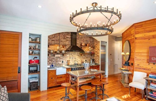 Cannonborough Elliotborough Apartment | Stunning Bright Manor House in Historic Cannonborough