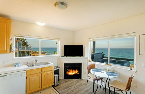 Shelter Cove Condo | Stunning by OceanviewHotTubs Tesla Charging Oceanfront! Shelter Cove