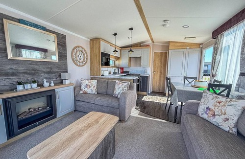 Hunstanton House | Stunning caravan with decking, nearby Hunstanton beach ref 23232K