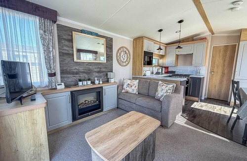 Hunstanton House | Stunning caravan with decking, nearby Hunstanton beach ref 23232K