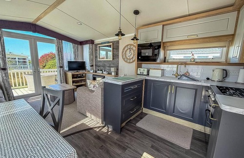 Hunstanton House | Stunning caravan with decking, nearby Hunstanton beach ref 23232K