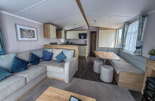 Great Yarmouth House | Stunning caravan with side decking just a short walk to Hembsy beach ref 00069BA