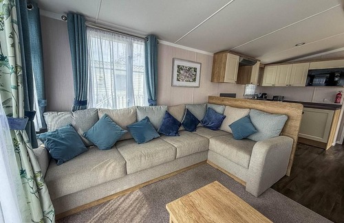 Great Yarmouth House | Stunning caravan with side decking just a short walk to Hembsy beach ref 00069BA