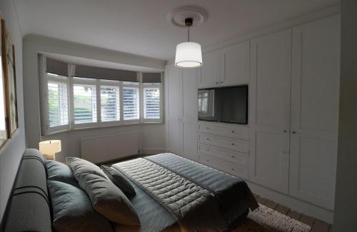 Coulsdon East House | Stunning Caterham 4 bedroom home