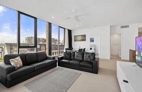 South Brisbane Apartment | Stunning City & River Views Rooftop Pool Gym