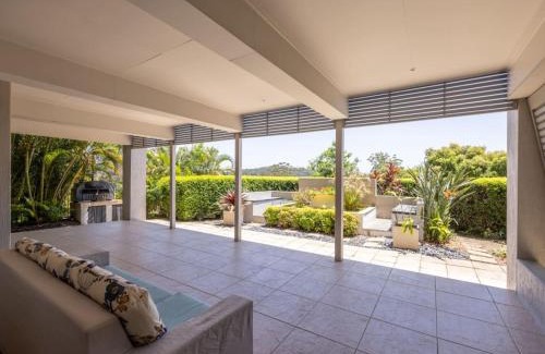 Holland Park West House | Stunning City View 5BR with Balcony near Malls Uni and CBD
