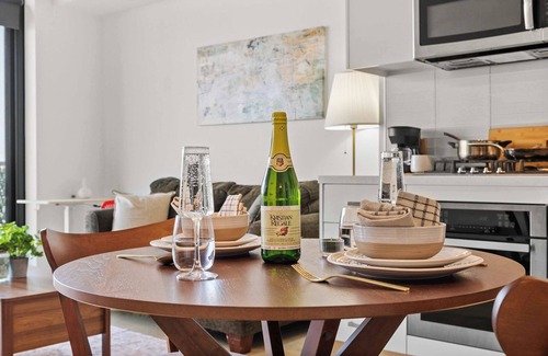 Connaught Apartment | Stunning City Views Earthy Vibes WFH