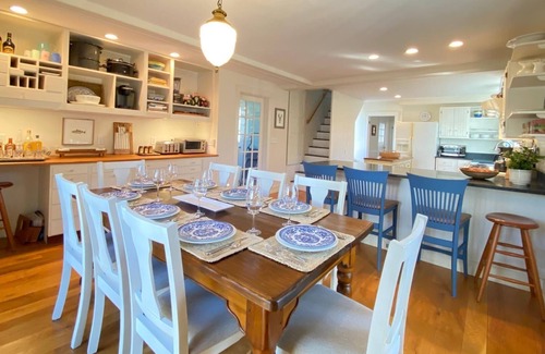 Vineyard Haven House | Stunning, Classic Renovated Greek Revival - few mins Walk to Main St & VH Ferry