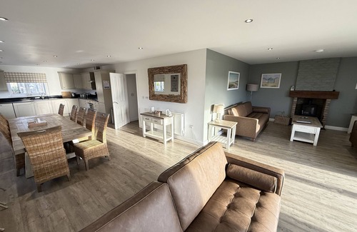 Filey Cottage | Stunning Coastal Cottage - Sleeping 10 in 4 Bedrooms - Pool and Beach Access Included.