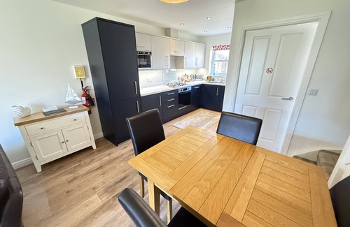 Filey Cottage | Stunning Coastal Cottage - Sleeping 5 in 2 Bedrooms - Pool and Beach Access Included.