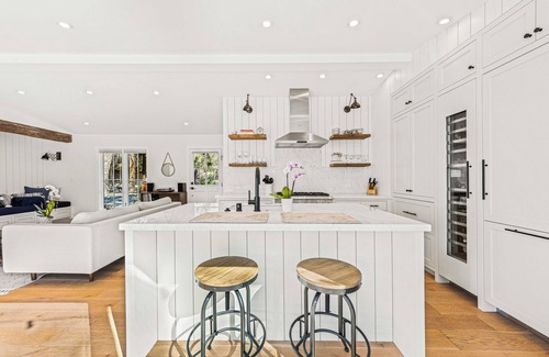 Beachwood Canyon House | Stunning compound w/pool house features quintessential LA indoor/outdoor living
