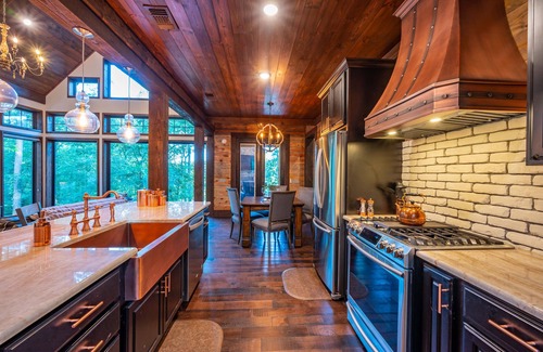 Broken Bow Cabin | Stunning copper tub room, outdoor Jacuzzi with view of Pine Lake