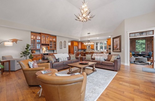 Lincoln House | Stunning Custom Home w/Views