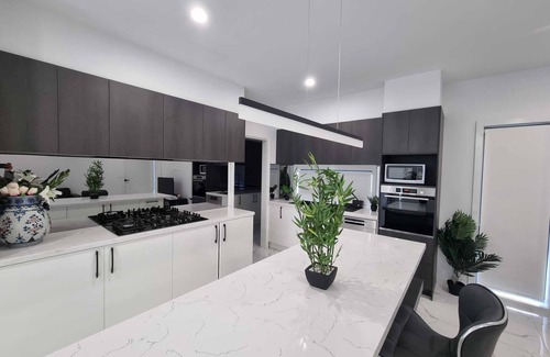 Taylor House | Stunning Double Storey House With 5 Bedrooms