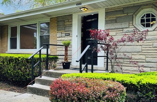 Skokie House | Stunning downtown Skokie mid-century modernnLuxury three bedroom ranch home